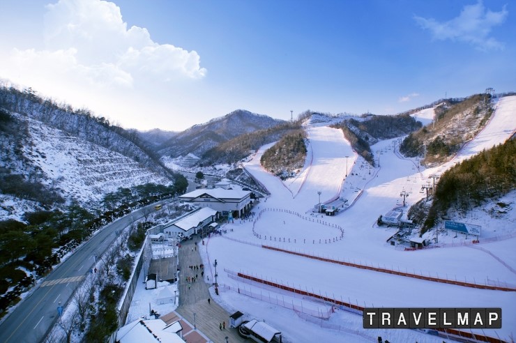 경춘선 백양리역 인근에는 엘리시안 강촌스키장이 겨울스포츠